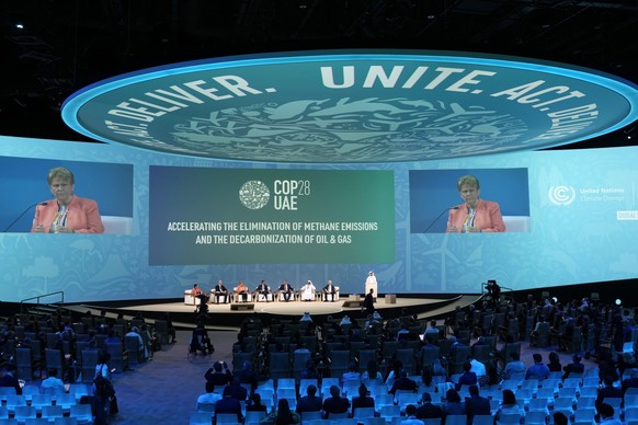 05.12.2023, Vereinigte Arabische Emirate, Dubai: Vicki Hollub, Präsidentin und CEO des US-Ölunternehmens Occidental, spricht während einer Sitzung über die Beseitigung von Methanemissionen während der ...