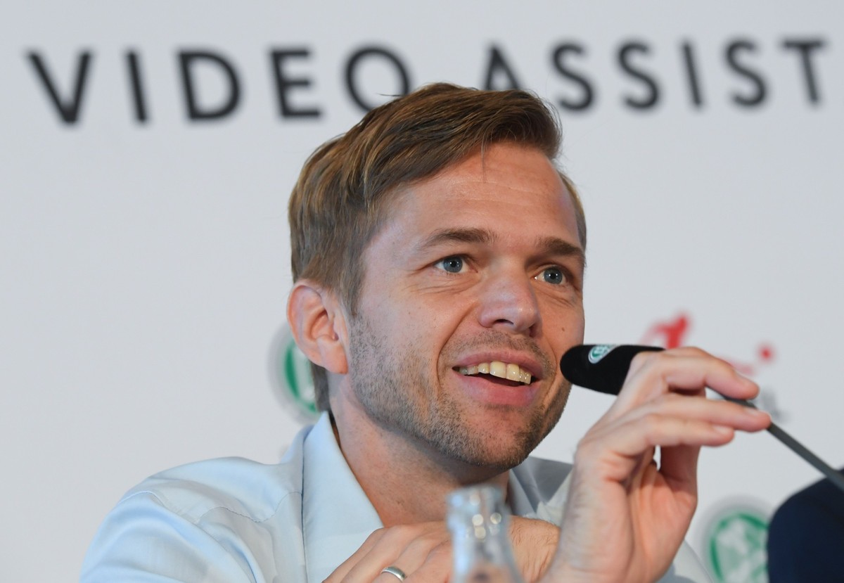 ARCHIV - 10.08.2018, Hessen, Frankfurt/Main: Jochen Drees, Projektleiter Video Assist, spricht w�hrend einer Pressekonferenz von DFB und DFL in der Zentrale des Deutschen Fu�ball-Bundes (DFB) vor dem ...