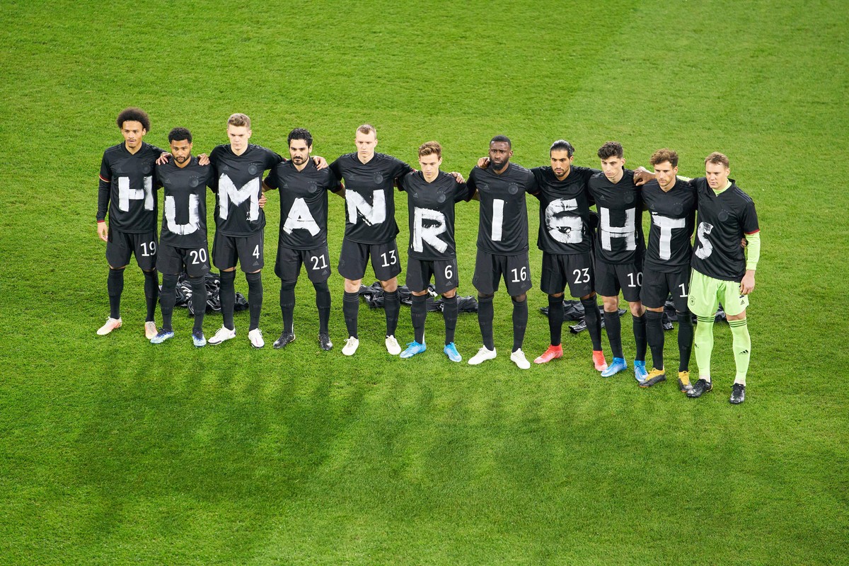 Bilder des Jahres 2021, Sport 03 M�rz Sport Themen der Woche KW12 Team photo for Human Rights, Menschenrechte in the match GERMANY - ICELAND Deutschland - ISLAND Qualification for World Championships, ...
