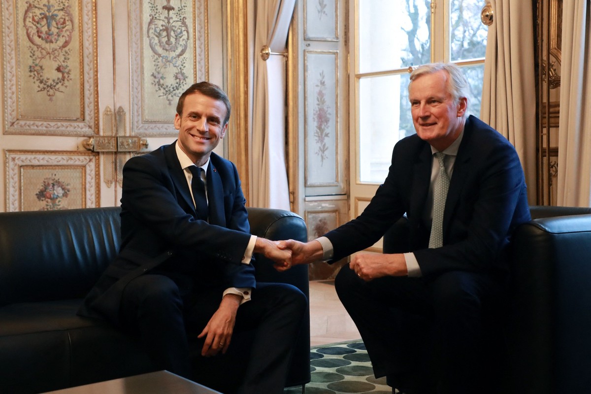 ARCHIV - 31.01.2020, Frankreich, Paris: Der franz�sische Pr�sident Emmanuel Macron (l) gibt dem damaligen Chefunterh�ndler der Europ�ischen Kommission Michel Barnier vor ihrem Treffen im Elysee-Palast ...