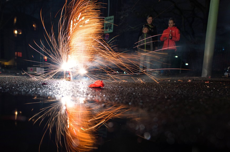 Knallt schön, kann aber auch ganz schön gefährlich sein: Ein Feuerwerkskracher.