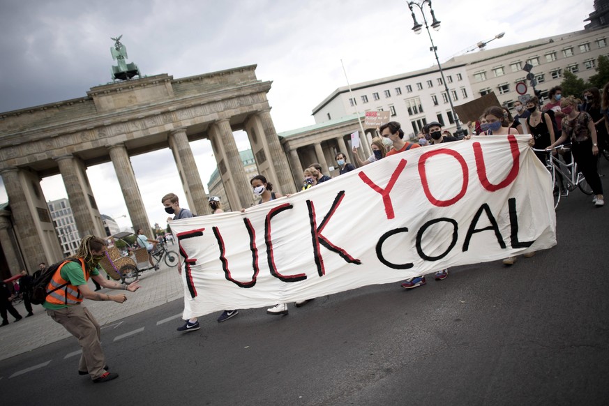 Fridays for Future - Fuck You Coal DEU, Deutschland, Germany, Berlin, 03.07.2020 Aktivist mit Transparent Fuck You Coal und Es Gibt keinen Planet B Families For Future Mayday 2025 gegen den Kohleausst ...