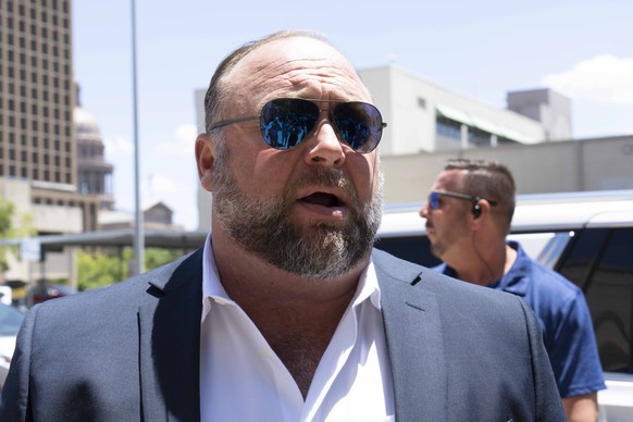 August 2, 2022, Austin, TX, United States: Flanked by several bodyguards, InfoWars head ALEX JONES arrives at the Travis County Courthouse for afternoon testimony in his defamation trial in Day 6 on A ...