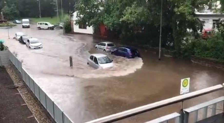 Eine im Zuge der Unwetter komplett überflutete Straße in Kaiserslautern