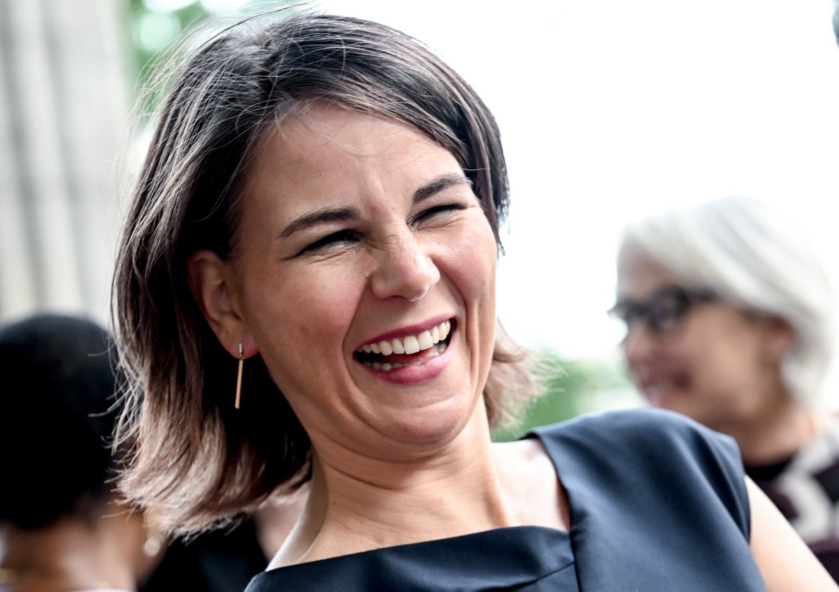 ARCHIV - 03.08.2022, Kanada, Montreal: Annalena Baerbock (Bündnis 90/Die Grünen), Bundesministerin des Auswärtigen, spricht mit Absolventinnen des Integrationsprogramms fu·r Frauen «Femmes-relais inte ...