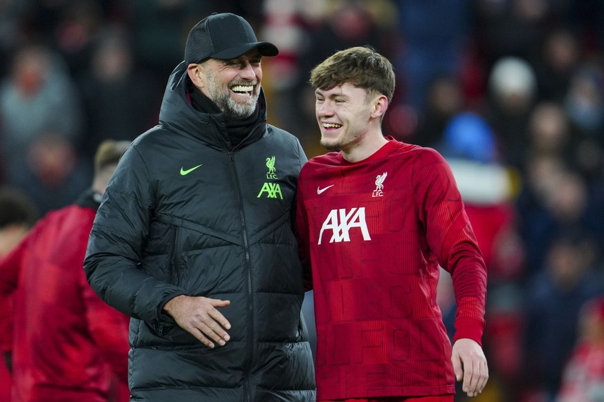Liverpool&#039;s manager Jurgen Klopp, left, speaks with Liverpool&#039;s Conor Bradley during the warm up before the EFL Cup first leg semi final soccer match between Liverpool and Fulham at Anfield  ...