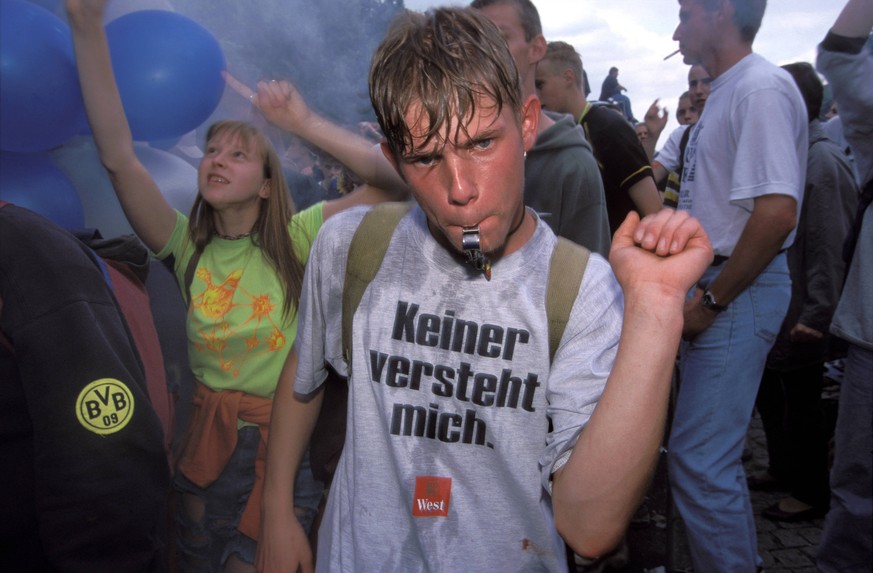 Ein Jugendlicher bei der Loveparade 2002.