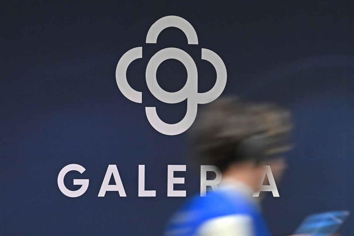EILMELDUNG: Karstadt schliesst weitere 16 Filialen. Passanten gehen an einem Schaufenster einer Galeria Karstadt Kaufhof Filiale in Muenchen vorbei am 30.03.2023.. Schaufenster,Logo, Emblem,Firmenlogo ...