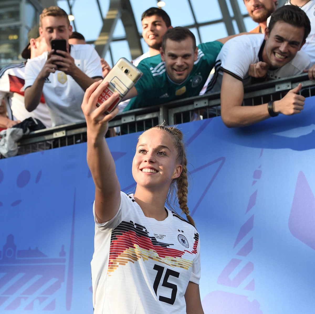 Giulia Gwinn (germany)fait un selfi FOOTBALL : Allemagne vs Nigeria - Coupe du monde de Football Feminin 8e de finale - 22/06/2019 FredericChambert/Panoramic PUBLICATIONxNOTxINxFRAxITAxBEL