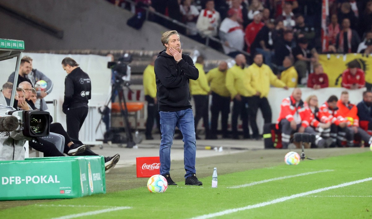 19.10.22 VfB Stuttgart - DSC Arminia Bielefeld Deutschland, Stuttgart, 19.10.2022, Fussball, DFB-Pokal, 2. Runde, VfB Stuttgart - DSC Arminia Bielefeld: Michael Wimmer Trainer VfB Stuttgart. *** 19 10 ...