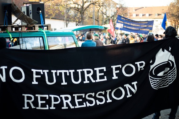 Protest gegen das PAG und die Präventionshaft in München Am 13. November 2022 versammelten sich in München ca. 830 Menschen, um gegen das bayerische Polizeiaufgabengesetz PAG zu demonstrieren und um S ...