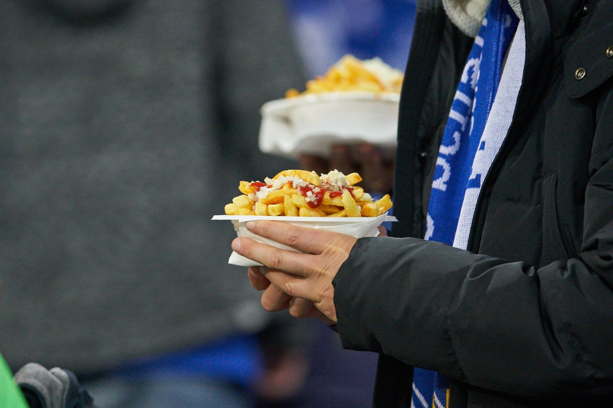 Fan, Fans, Fussballfans, supporters, spectators, Zuschauer, Jacke, Kutte, Weste, Fankurve, Schals Fanschals, Maske, Verkleidung, Essen, Pommes Frites Mayonnaise, Ernaehrung, Fritten, FC SCHALKE 04 - F ...