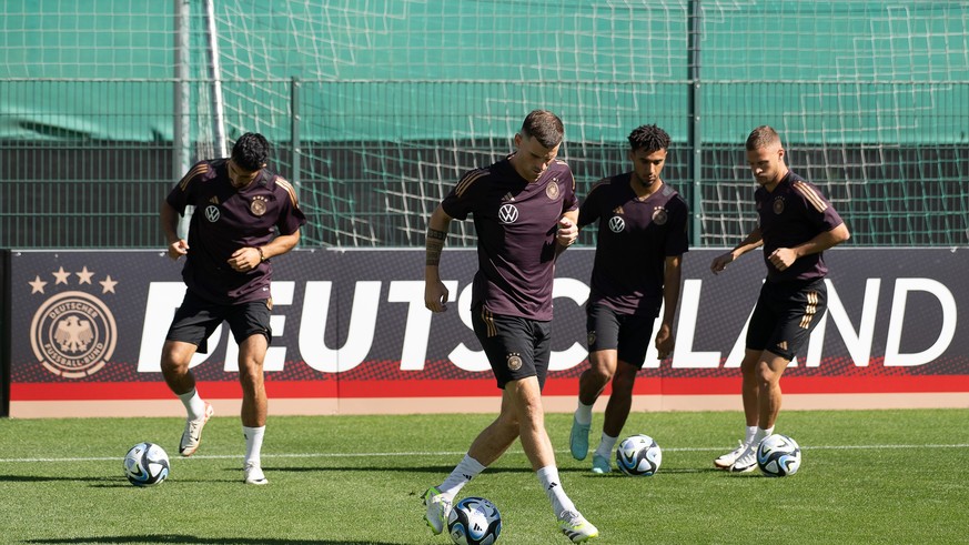 05.09.2023, Niedersachsen, Wolfsburg: Fußball, Nationalmannschaft, vor den Länderspielen gegen Japan und Frankreich. Nationalspieler Pascal Groß (2.v.l.) beim Training. Die Nationalelf trifft am 09.09 ...