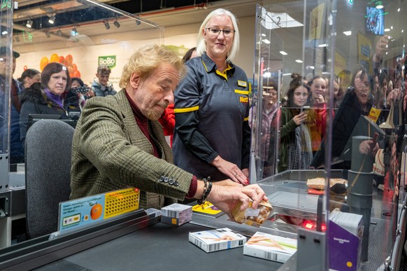 Gottschalk versucht sich als Kassierer im Supermarkt.