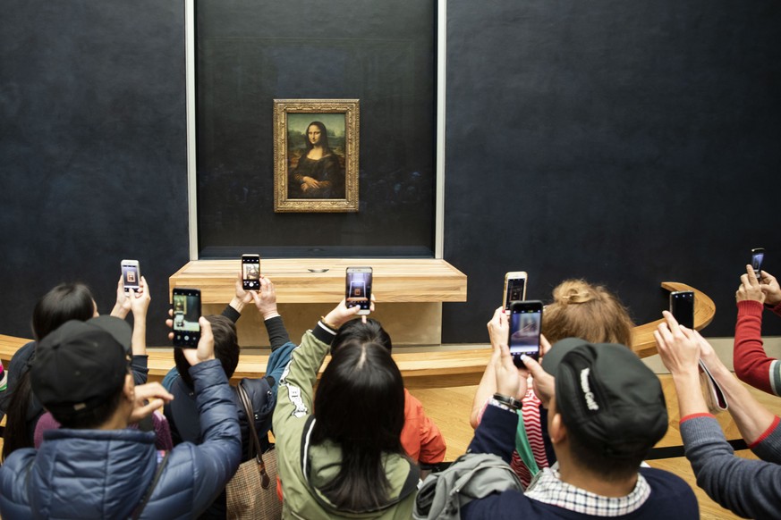 Im Hintergrund: die Mona Lisa.