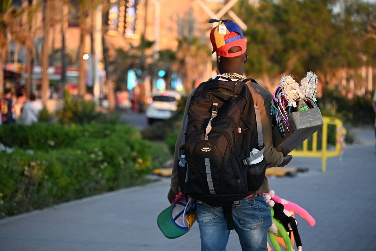 Bild zeigt: Straßenverkäufer vorm Megapark, 28.04.2025, Playa de Palma, Mallorca, Impressionen von der Playa de Palma *** Picture shows street vendor in front of Megapark, 28 04 2025, Playa de Palma, ...