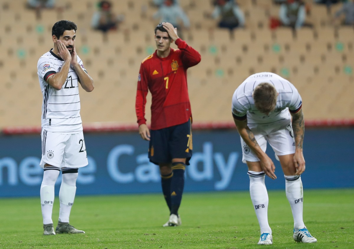 17.11.2020, Spanien, Sevilla: Fu�ball: Nations League A, Spanien - Deutschland, Gruppenphase, Gruppe 4, 6. Spieltag im Estadio de la Cartuja. Deutschlands Ilkay G�ndogan (l) und Toni Kroos (r) reagier ...