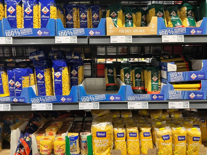 Nudeln Supermarkt Regal *** Pasta supermarket shelf Copyright: xmix1x