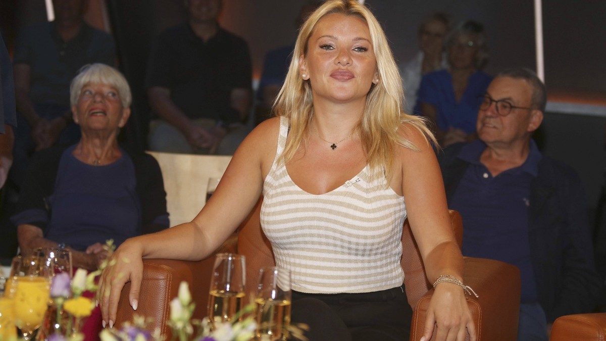Evelyn Burdecki bei der Aufzeichnung der NDR Talk Show im NDR Fernsehstudio Lokstedt. Hamburg, 30.06.2022 *** Evelyn Burdecki at the recording of the NDR Talk Show in the NDR television studio Loksted ...