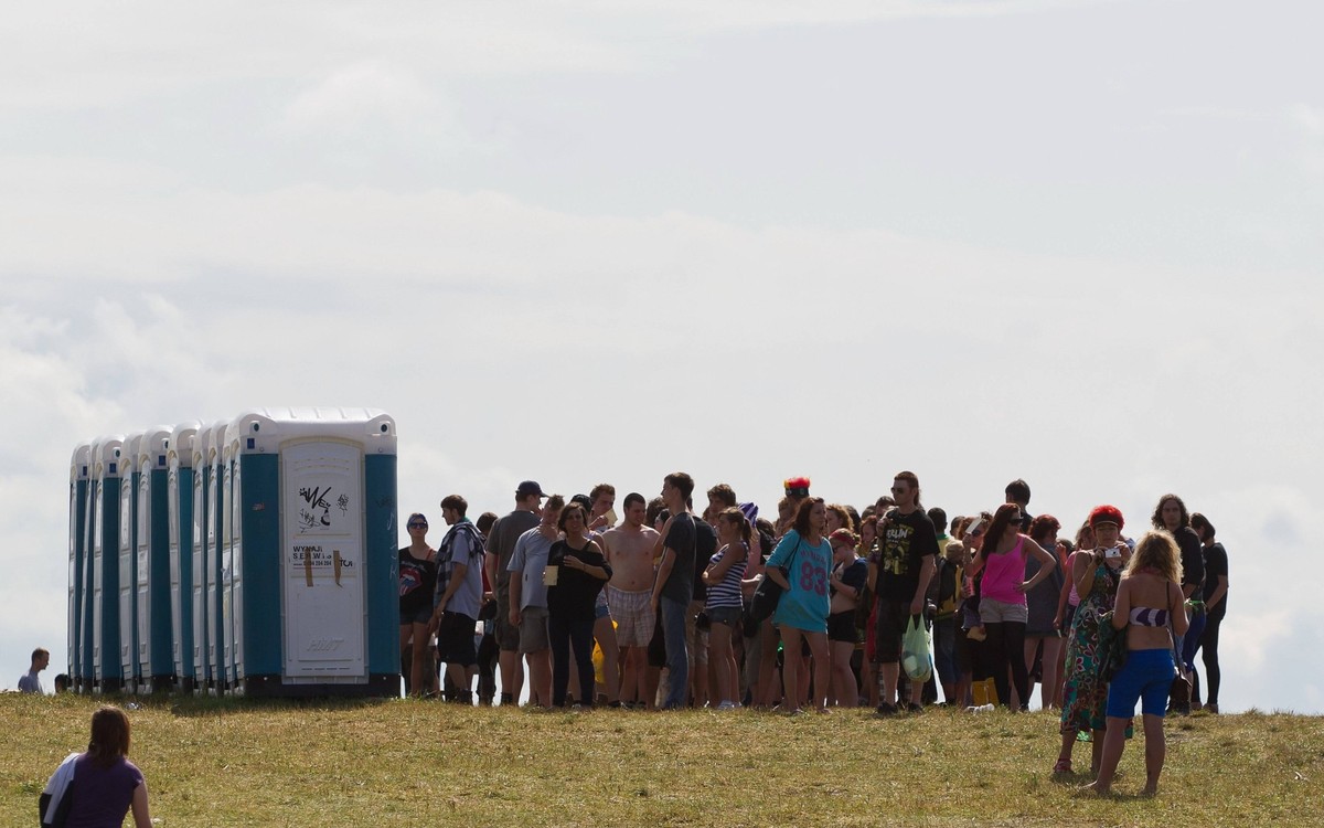 19/ Festival: Festivalbesucher stehen Schlange vor Dixi-Toiletten beim Haltestelle Woodstock Festival am 03.08.2012, Poland, Sommer, Warten, Mobilklo, Hygiene, Geduld, Atmo, Feature Kostrzyn, Koestrin ...