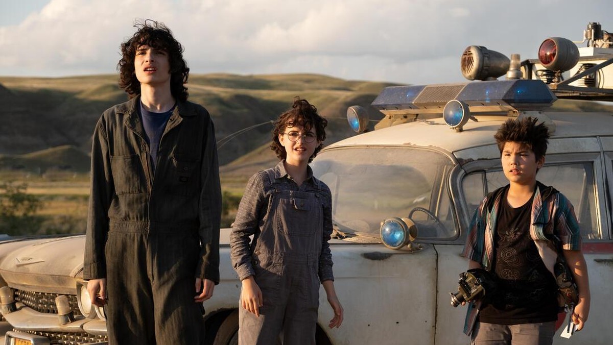 Finn Wolfhard, Mckenna Grace und Logan Kim gehen auf Geisterjagd.