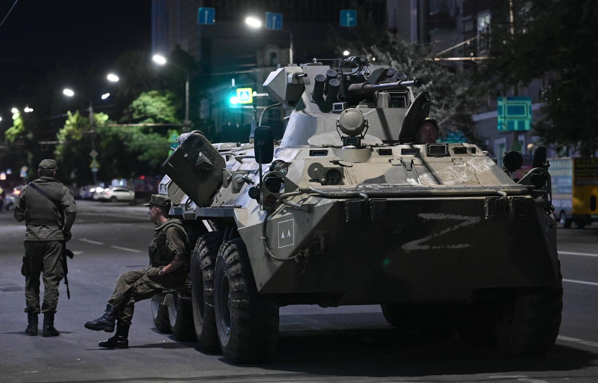 Russia Regions Mutiny Attempt Security Measures 8466527 24.06.2023 Russian servicemen stand guard on the street in Rostov-on-Don, Russia. A counter-terrorist operation regime has been introduced in th ...
