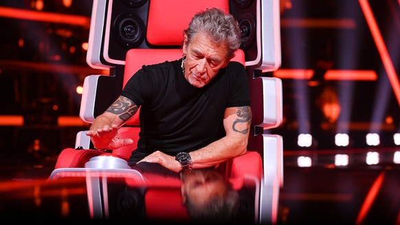 HANDOUT - 10.08.2022, ---, -: Sänger und Musiker Peter Maffay, Coach der 12. Staffel der Casting-Show &quot;The Voice of Germany&quot;, will den Buzzer drücken während einer Folge der neuen Staffel, d ...