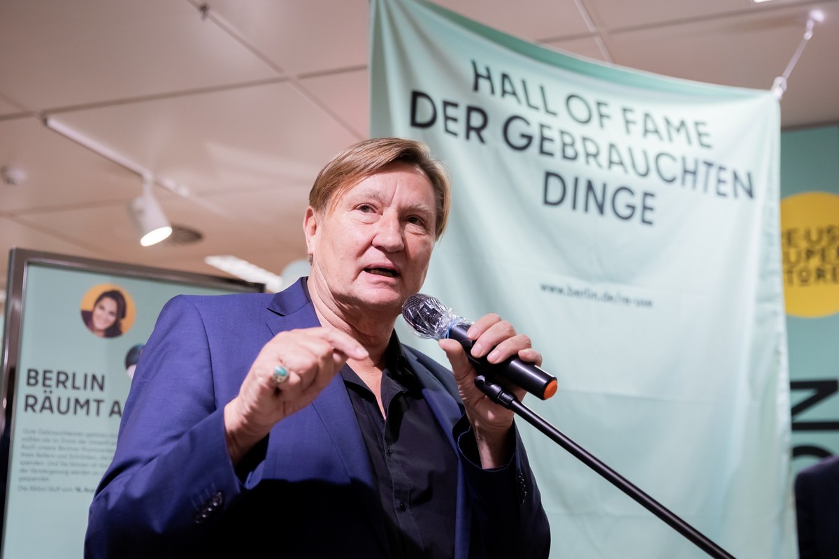 ARCHIV - 18.08.2021, Berlin: Ulli Zelle, Reporter und Moderator, spricht bei einer Veranstaltung zum Start der Kampagne «Berlin räumt auf» in einem Gebrauchtwarenladen. (zu dpa: ««Danke Ulli!» - Der R ...
