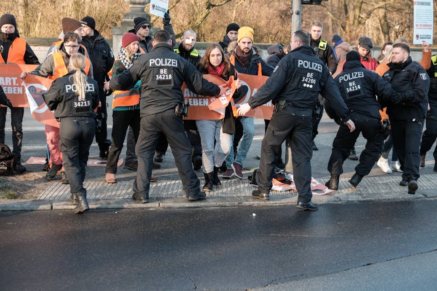 Polizei verhindert Letzte Generation Blockade in Berlin Am 01.03.2023 gegen 08:10 in Berlin gehen Menschen der sog. letzten Generation am Kreisverkehr an der Siegessäule auf der Straße und werden dire ...