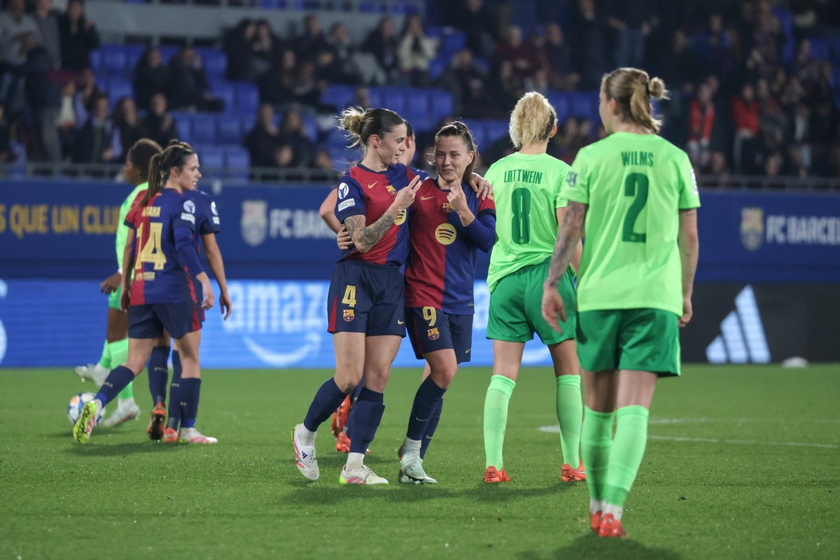 Spain - UEFA Women s Champions League - FC Barcelona, Barca vs VfL Wolfsburg - 27/03/2025 SPAIN, BARCELONA, MARCH 27. Maria Leon 4 of FC Barcelona celebrates with Vicky Lopez of FC Barcelona after sco ...