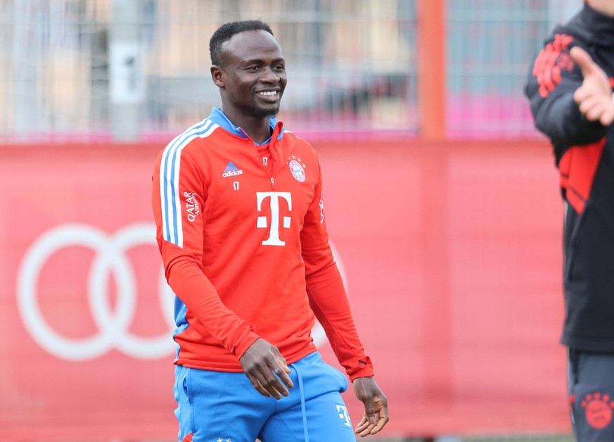 17 Sadio Mane, ist gut gelaunt, im Gespraech mit 25 Thomas Mueller, 2 Dayot Upamecano Fussball / FC Bayern Muench, en / Training an der Saebenerstrasse / 19.02.2023 / FOTO: Mladen Lackovic / LakoPress ...