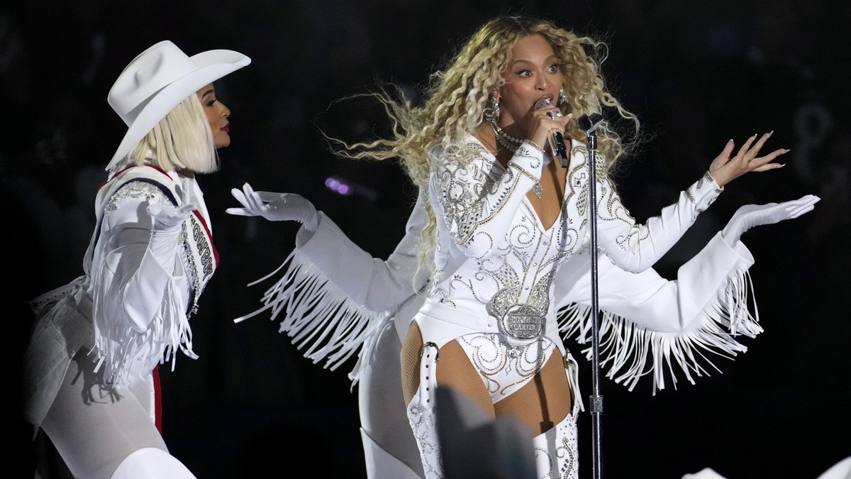 ARCHIV - 25.12.2024, USA, Houston: American Football: Profiliga NFL, Houston Texans - Baltimore Ravens; Hauptrunde, Hauptrunde-Partien, 17. Spieltag: Beyoncé tritt in der Halbzeitpause des NFL-Footbal ...