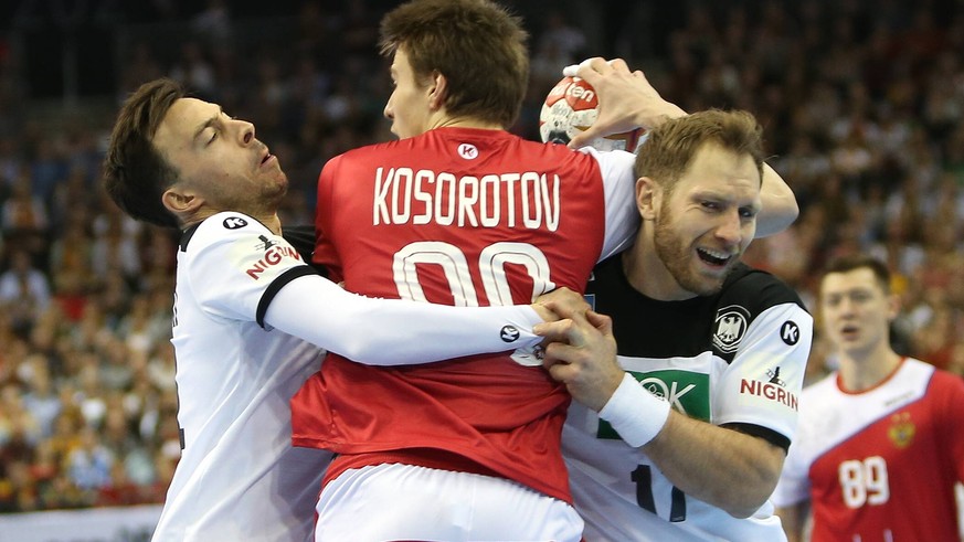 Patrick Groetzki (l.) und Steffen Weinhold (Deutschland,re.) stoppen Sergei Mark Kosorotov (Russland) beim Spiel Russland gegen Deutschland der Handball- WM 2019 der Maenner am 14.01.2019 in der Merce ...