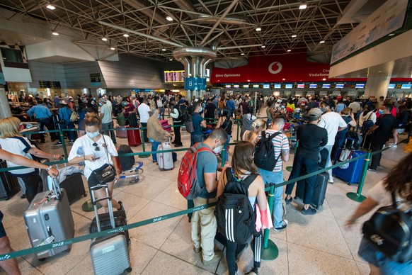 28.06.2021, Portugal, Lissabon: Menschen stehen Schlange am Flughafen inmitten der Corona-Pandemie, bevor neue Kontrollen f�r Reisende in Kraft treten. Angesichts des Anstiegs von Corona-Infektionen d ...