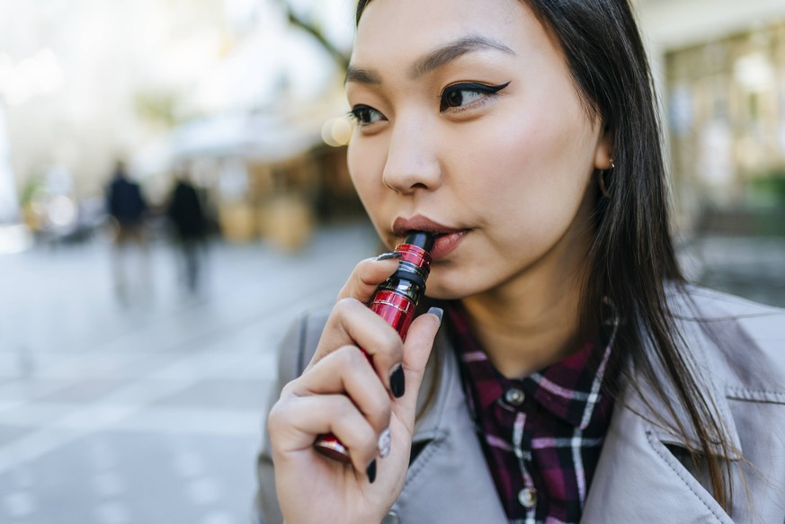 Young woman smoking electronic cigarette model released Symbolfoto PUBLICATIONxINxGERxSUIxAUTxHUNxONLY KIJF02224
