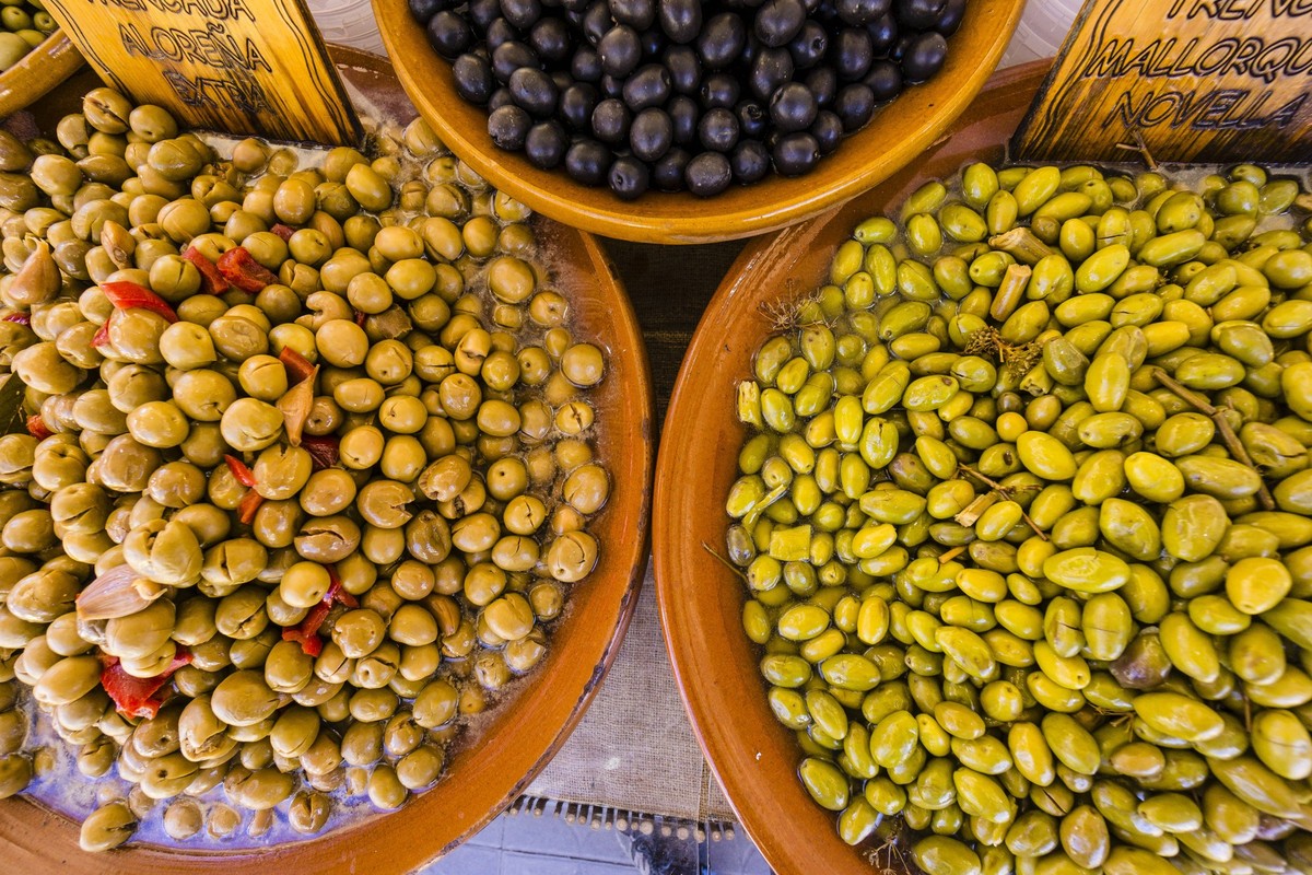 Korb mit Oliven basket of olives, open-air market, Palma, Mallorca, Balearic Islands, Spain Copyright: xZoonar.com/Tolox 22907967