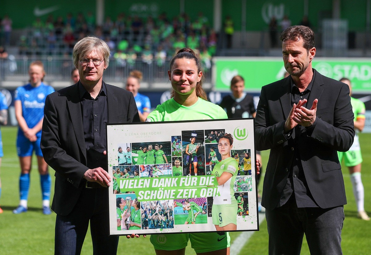 VfL vs. Essen, BL Frauen Wolfsburg, 20.05.2024, FU�BALL - VfL Wolfsburg vs. SGS Essen, Google Pixel Frauen-Bundesliga, Saison 2023/24. Lena Oberdorf VfL Wolfsburg wurde von Gesch�ftsf�hrer Dr. Tim Sch ...