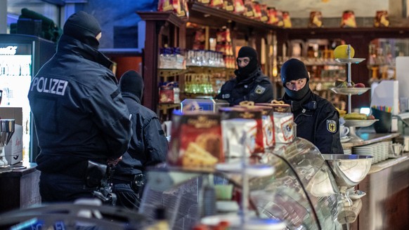 Mehr als 100 Objekte wurden von der Polizei in Deutschland durchsucht. Darunter auch italienische Restaurants.