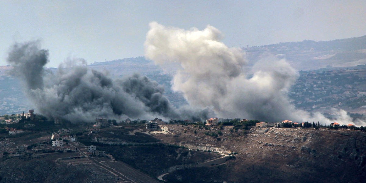 23.09.2024, Libanon, Qliyaa: Rauch von schweren israelischen Luftangriffen steigt aus dem südlibanesischen Dorf Jabal al-Rihan auf. Über weite Teile des Südlibanon wurden heftige Luftangriffe geflogen ...