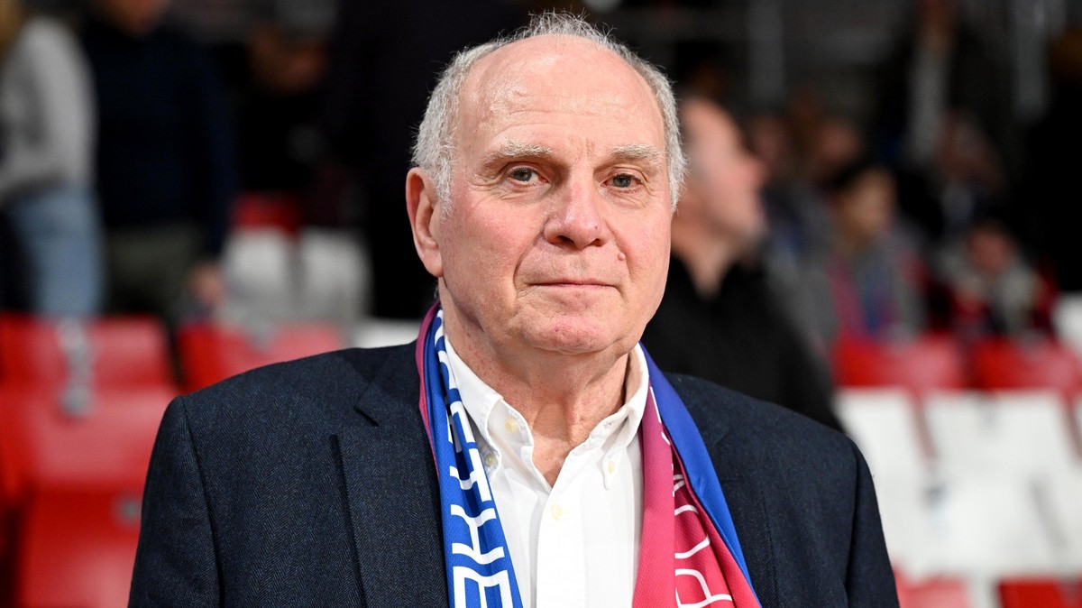 ARCHIV - 09.01.2024, Bayern, München: Basketball: Euroleague, FC Bayern München - Real Madrid. Uli Hoeneß, Ehrenpräsident des FC Bayern München, vor dem Spiel. Hoeneß hat Bayer Leverkusen zum erstmali ...