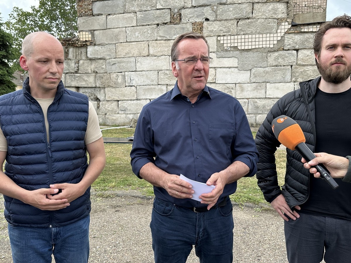 30.05.2024, Ukraine, Odessa: Verteidigungsminister Boris Pistorius (SPD) beantwortet bei einem Treffen mit Gundbert Scherf (l), CEO und Mitbegr