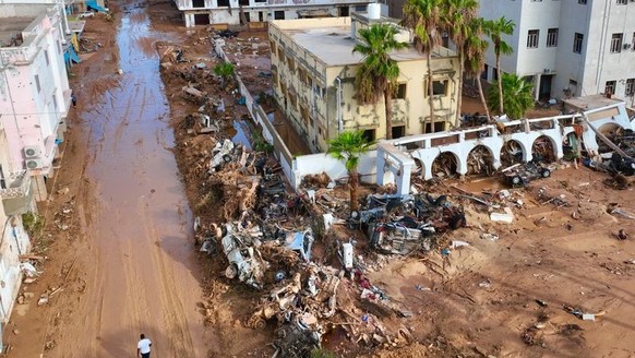 12.09.2023, Libyen, Darna: Trümmer liegen nach Überschwemmungen umher. Ein heftiges Unwetter hat im Bürgerkriegsland Libyen schwere Verwüstungen angerichtet. Der Sturm «Daniel», der schon in Griechenl ...