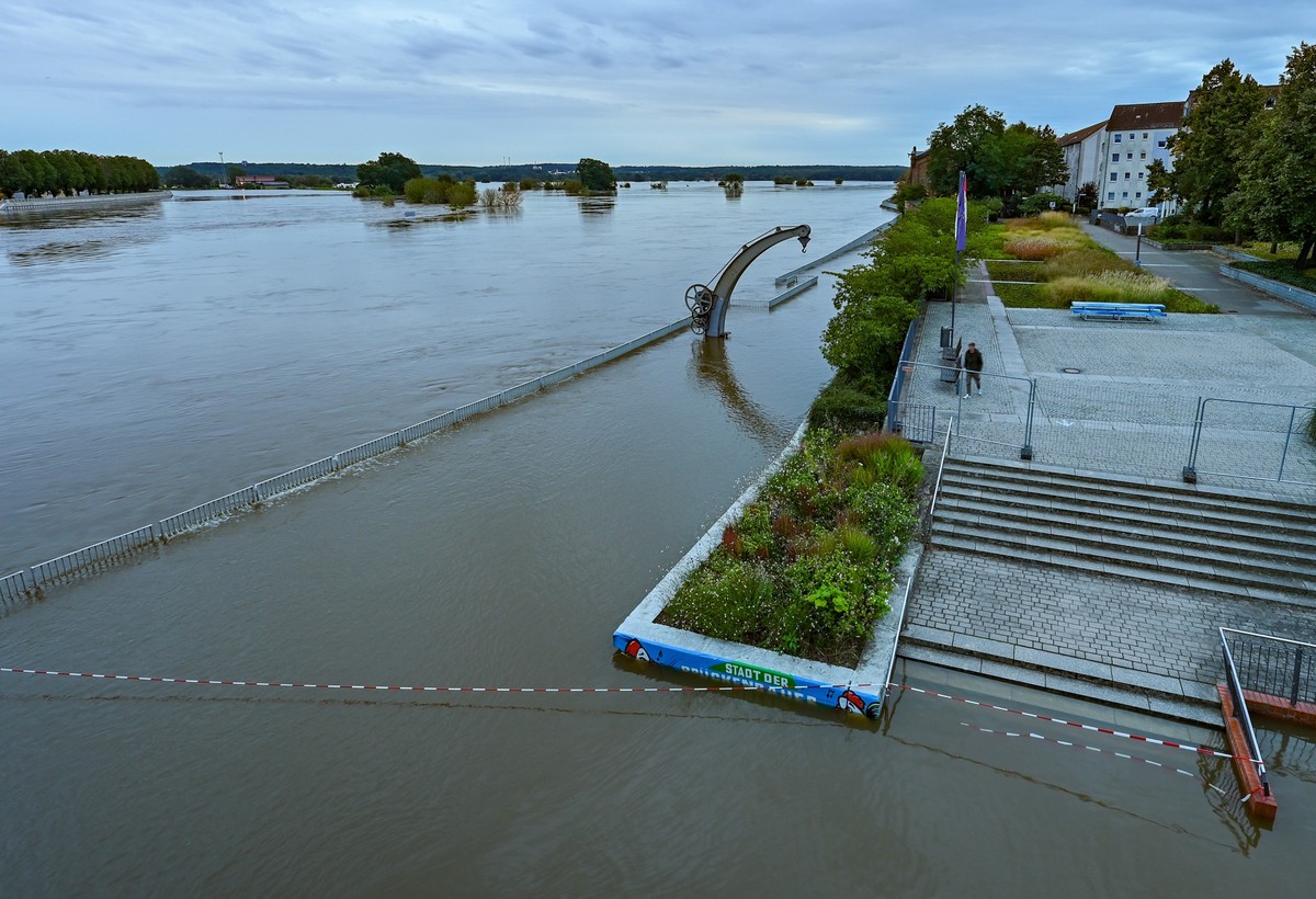 26.09.2024, Brandenburg, Frankfurt (Oder): Die Uferpromenade in der Stadt Frankfurt (Oder) ist an einigen Stellen vom Hochwasser des Flusses Oder �berflutet. In einigen Gemeinden der Hochwasserregion ...