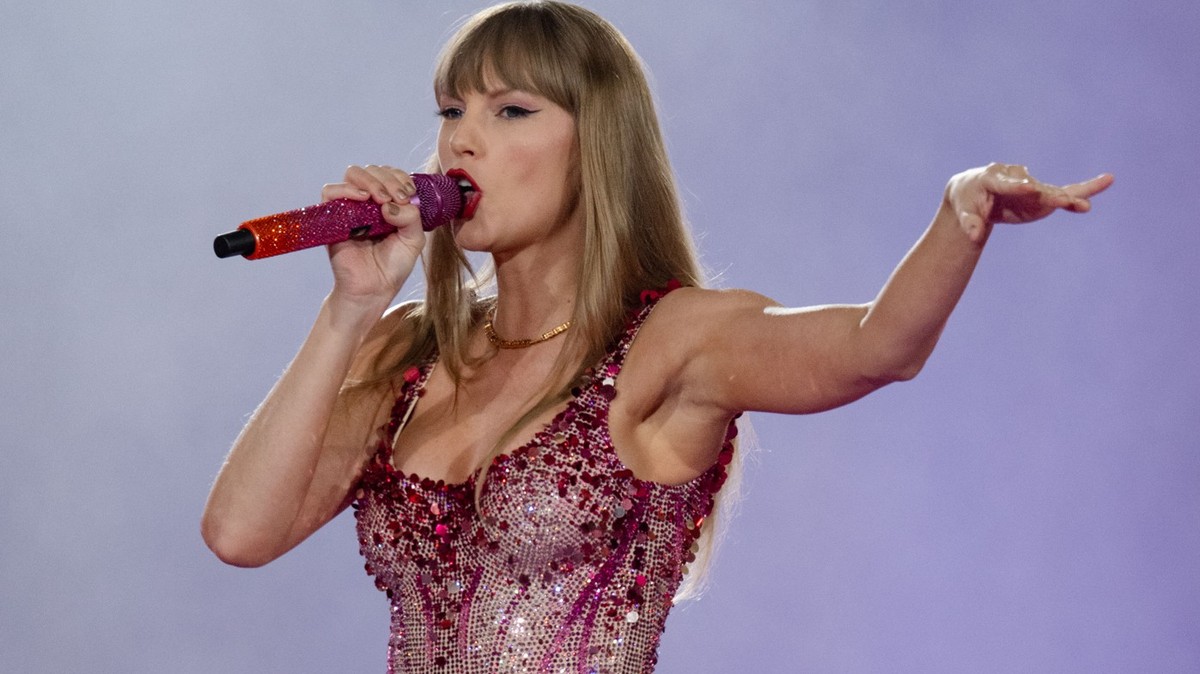 17.07.2024, Nordrhein-Westfalen, Gelsenkirchen: US-Sängerin Taylor Swift steht in der Veltins-Arena auf der Bühne. Es ist das erste Deutschland-Konzert im Rahmen ihrer «The Eras Tour». Foto: Marius Be ...