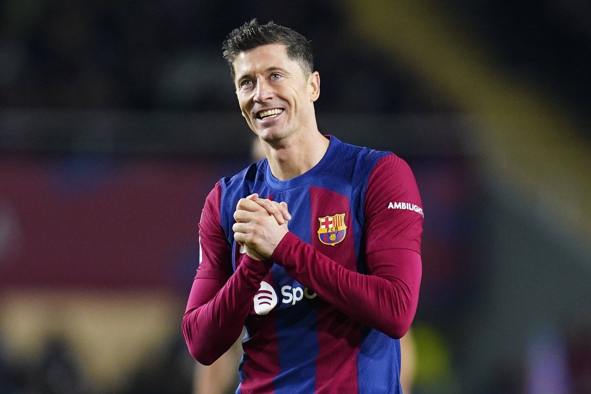 ESP: FC Barcelona, Barca Atletico de Madrid. La Liga EA Sports match. Date 15 Robert Lewandowski of FC Barcelona during the La Liga EA Sports match between FC Barcelona and Atletico de Madrid played a ...