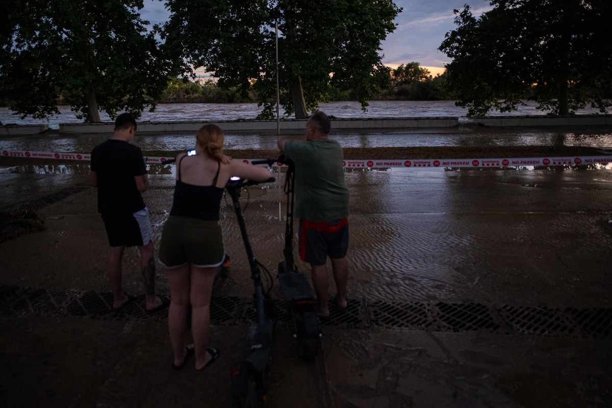 12.07.2025, Spanien, Cubelles: Menschen beobachten Überschwemmungen in Cubelles bei Barcelona. Foto: Lorena Sopêna/EUROPA PRESS/dpa +++ dpa-Bildfunk +++