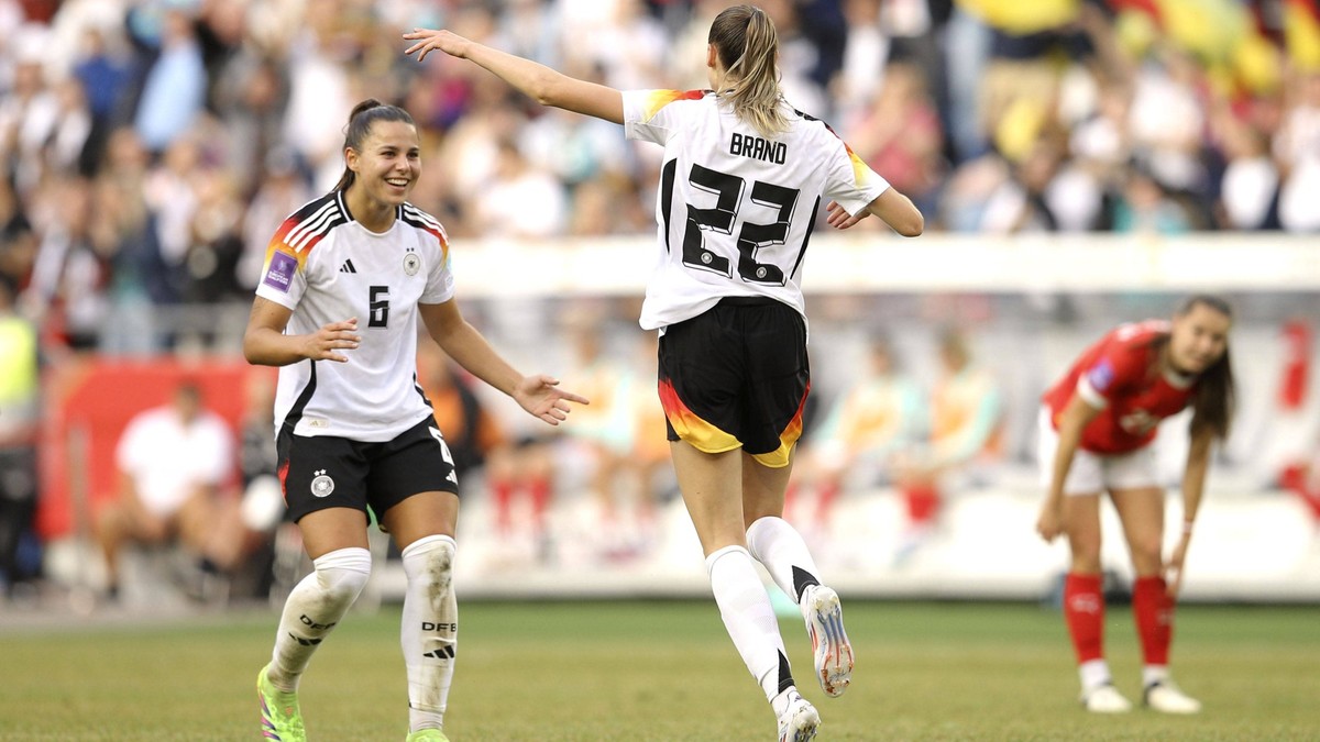 Foto : Torjubel bei Jule BRAND und Lena Sophie Oberdorf Deutschland Fussball L