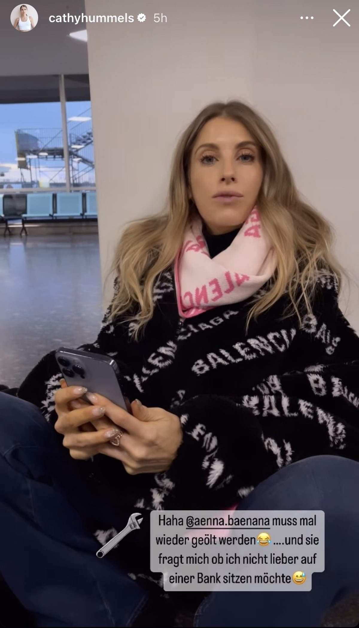 Cathy Hummels trägt hier Kleidung von umstrittener Luxusmarke.