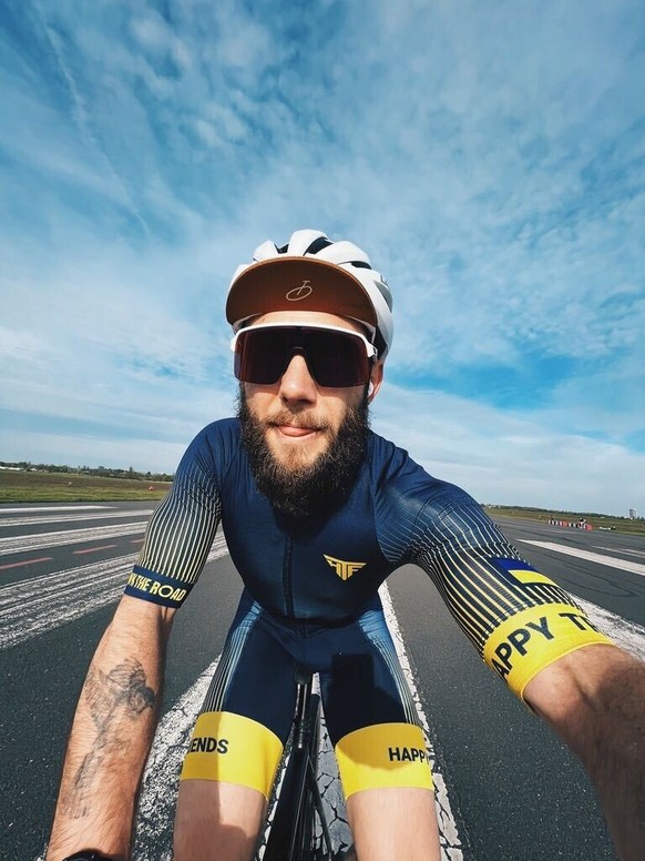 Zu seinem Triathlon-Training gehören auch regelmäßig längere Ausfahrten mit dem Rennrad.