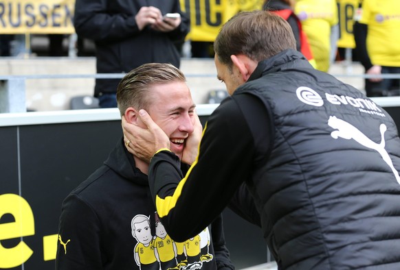 2015: Ex-BVB-Trainer Thomas Tuchel (r.) scheint stolz auf sein damals noch 17-jähriges Talent Felix Passlack zu sein.
